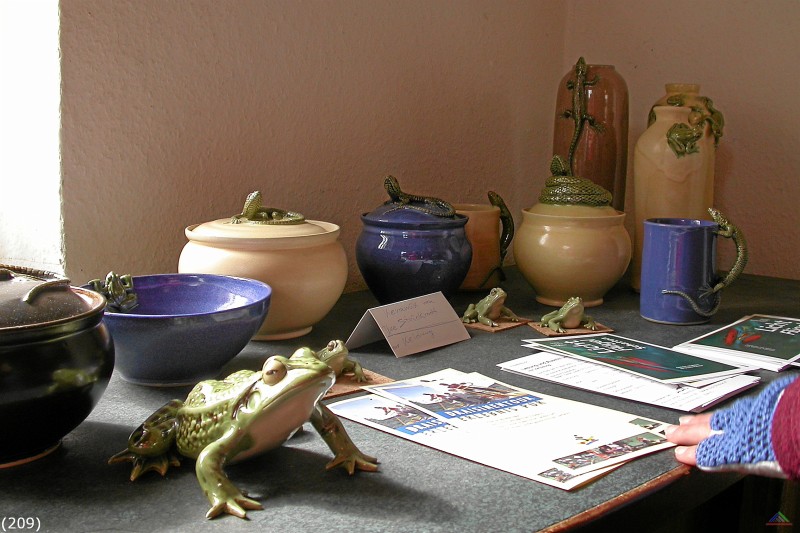 Bahn 209.jpg - Auch kunsvolle Gebrauchsgüter kann der geneigte Tourist bewundern - und erwerben.